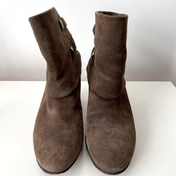 B Makowsky Brown Suede Wedge Boots with Buckles - Picture 3 of 12